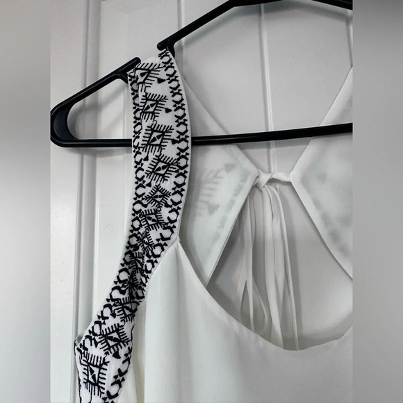 BCBG Generation White Embroidered Chiffon Mini Dress with Open Back Size M - Picture 4 of 16